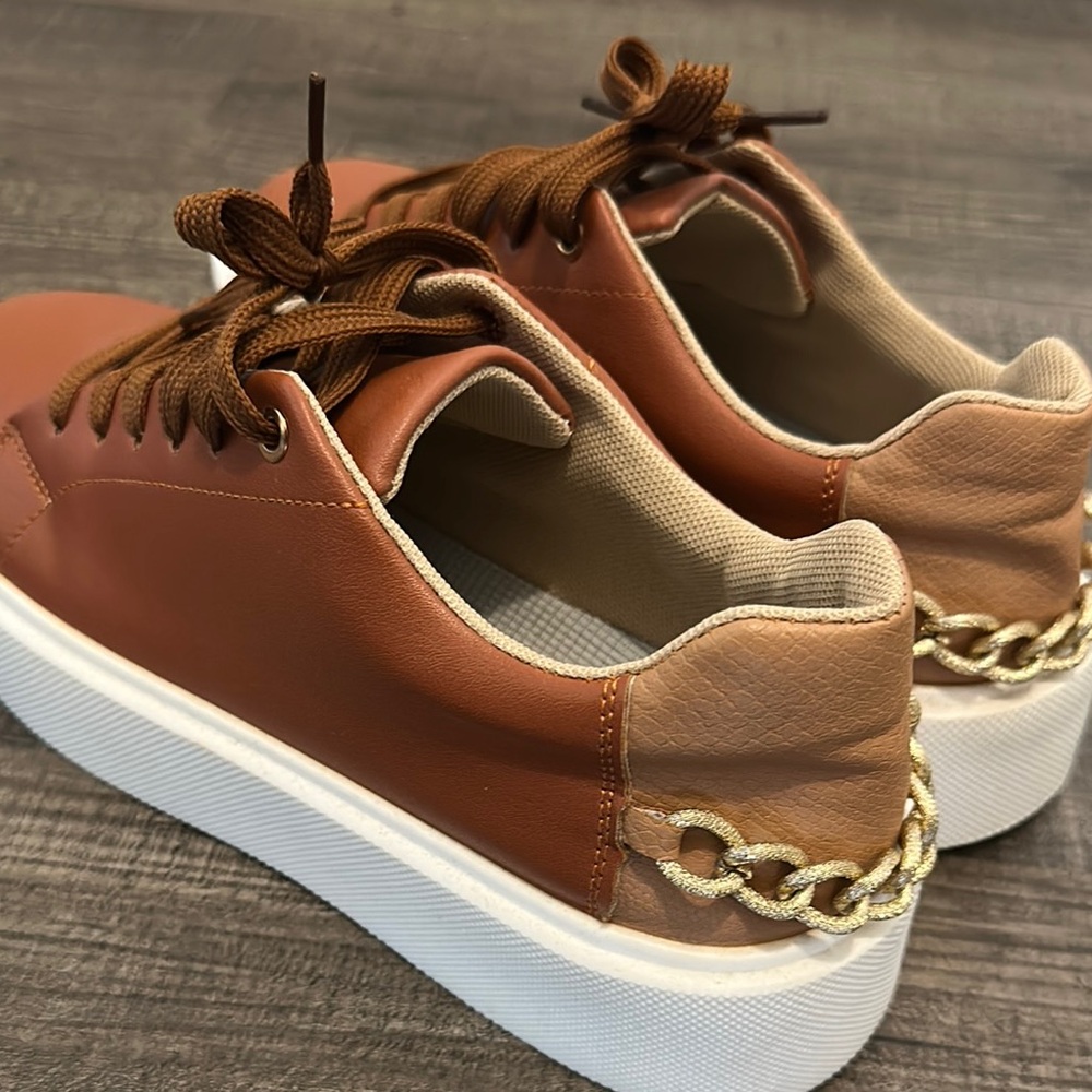 SHEIN Two-Tone Platform Sneakers with Gold Chain Detail